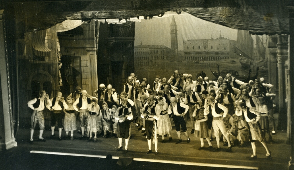 Gondoliers, Act 1 Chorus, 1942.
